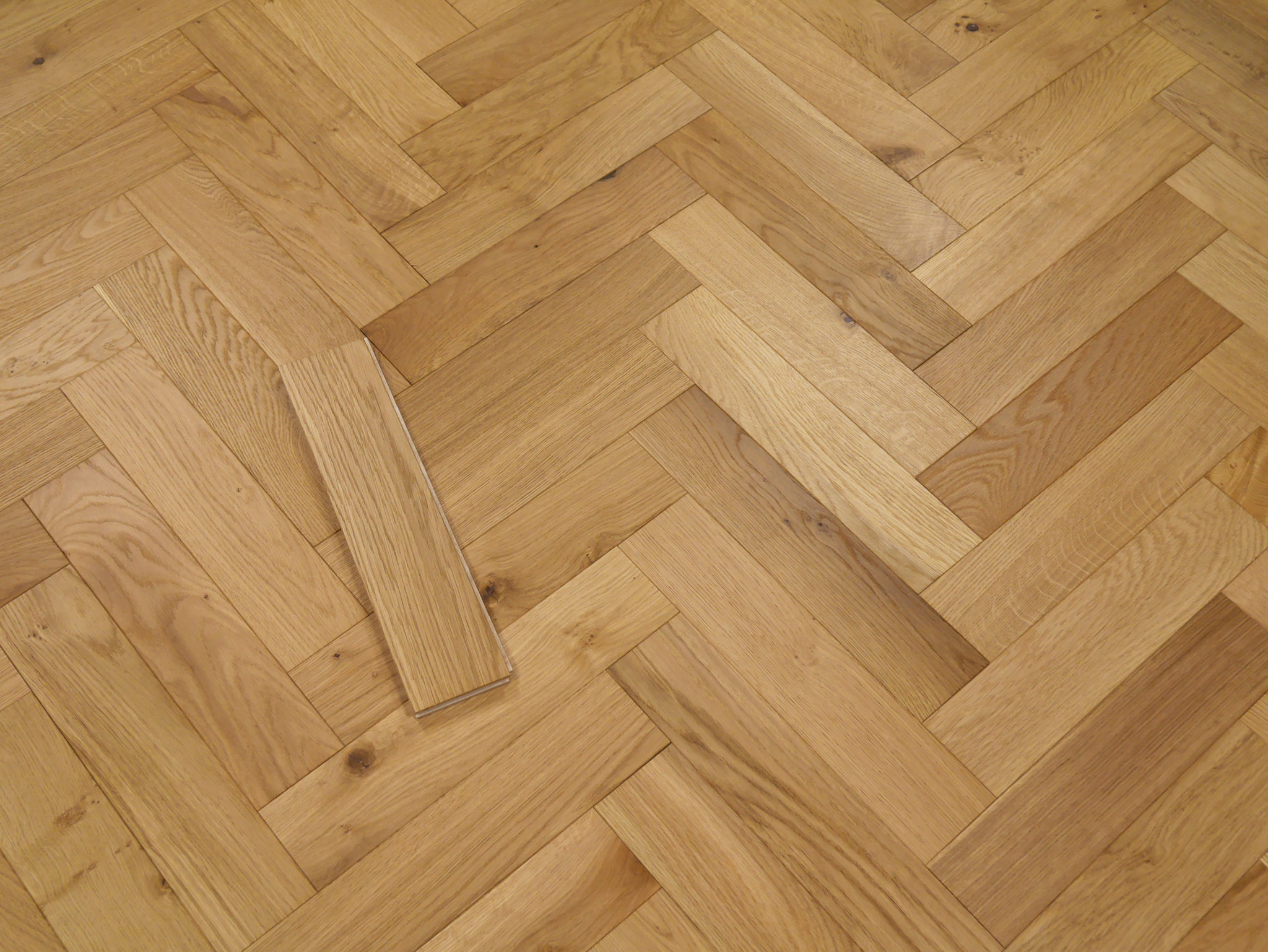 Timbercraft Herringbone Engineered Oak Parquet Flooring, Brushed & Oiled, 90x4x400 Mm image