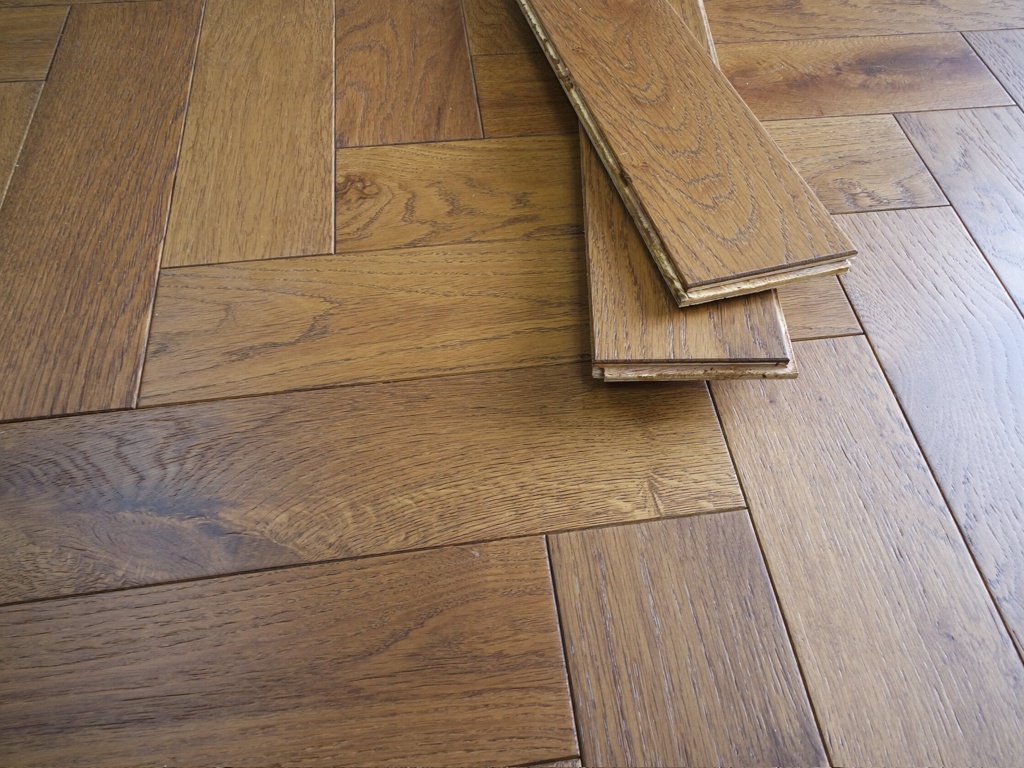 Timba Herringbone Engineered Oak Parquet Flooring, Smoked, Brushed & Oiled, 100x3x400 Mm image